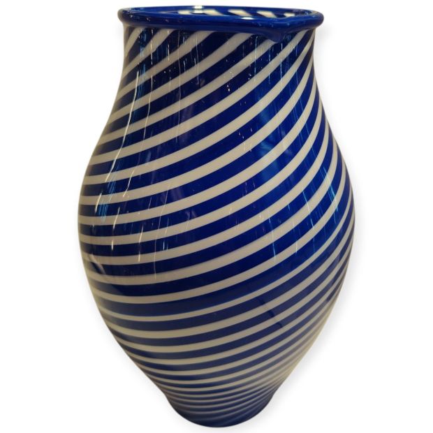 Vase original en verre de Murano, orné d'un travail de filigrane en tige hélicoïdale, de couleur bleu cobalt et blanc laiteux H-28